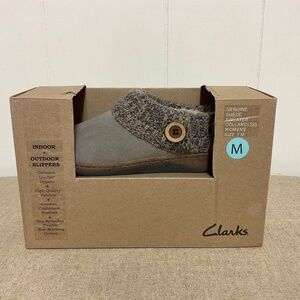 Clarks indoor/outdoor women’s Suede slippers, tan, size 7 (M)
